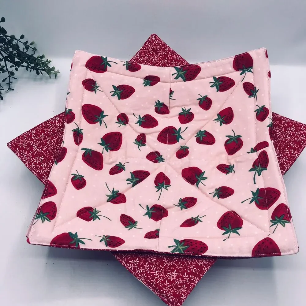Microwave Dinner Plate Cozy: Reversible, Strawberries Pink Red Cottage Garden